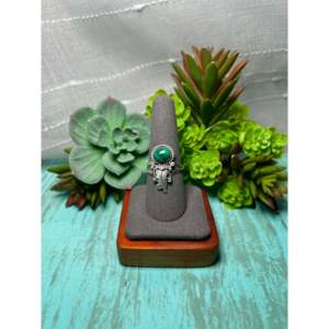 Bague pour homme fabriquée par les Navajo avec pierre précieuse en malachite et argent sterling plaqué rhodium, bijoux fins pour un usage quotidien, sertissage clos. - Product Image 1