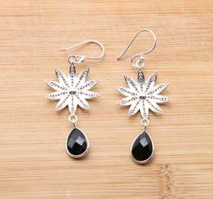 Boucles d'oreilles en argent sterling et onyx noir, fleurs faites à la main, bijoux en forme de goutte de poire, pierre précieuse élégante, cadeau pour femmes - Product Image 5