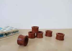 Juego de 4 Anillos para Servilletas de Madera de Diseño Único, Anillos para Servilletas de Madera Maciza de Color Marrón, Forma Redonda, para Mesa y Utensilios de Cocina - Product Image 5