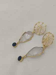 Pendientes colgantes chapados en oro de 18 quilates hechos a mano con piedra de cuarzo transparente texturizada y acento de cristal azul profundo - Product Image 5