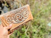 Dompet Kulit Sapi Asli Wanita Ukiran Tangan Bordir Timbul Model Clutch untuk Ponsel Gaya Koboi Barat Eksportir India