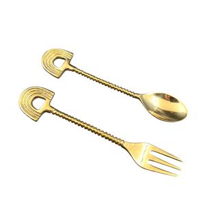 Juego de cuchara y tenedor con acabado dorado y mango de diseño de abeja, cubiertos elegantes y duraderos de acero inoxidable, perfectos para cocina, comedor y regalos - Product Image 4