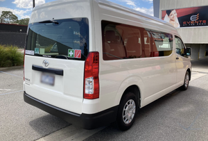 Toyota Hiace Bus 2020 Súper Limpio, 11-20 Asientos, Transmisión Automática, Gasolina, Volante a la Derecha, Velocidad Máxima Superior a 130 km/h, En Venta - Product Image 4