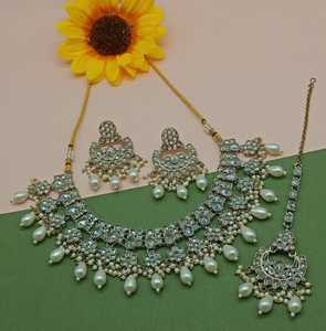 Nouveau design plaqué or traditionnel goutte perle & Kundan clouté boucle d'oreille Mangtika collier ras du cou ensemble et ensemble de bijoux pour femme - Product Image 3