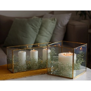 Bougeoir votif en laiton et verre fini or brillant pour boîte à bougies en verre décorative de table pour la maison et le mariage - Product Image 1