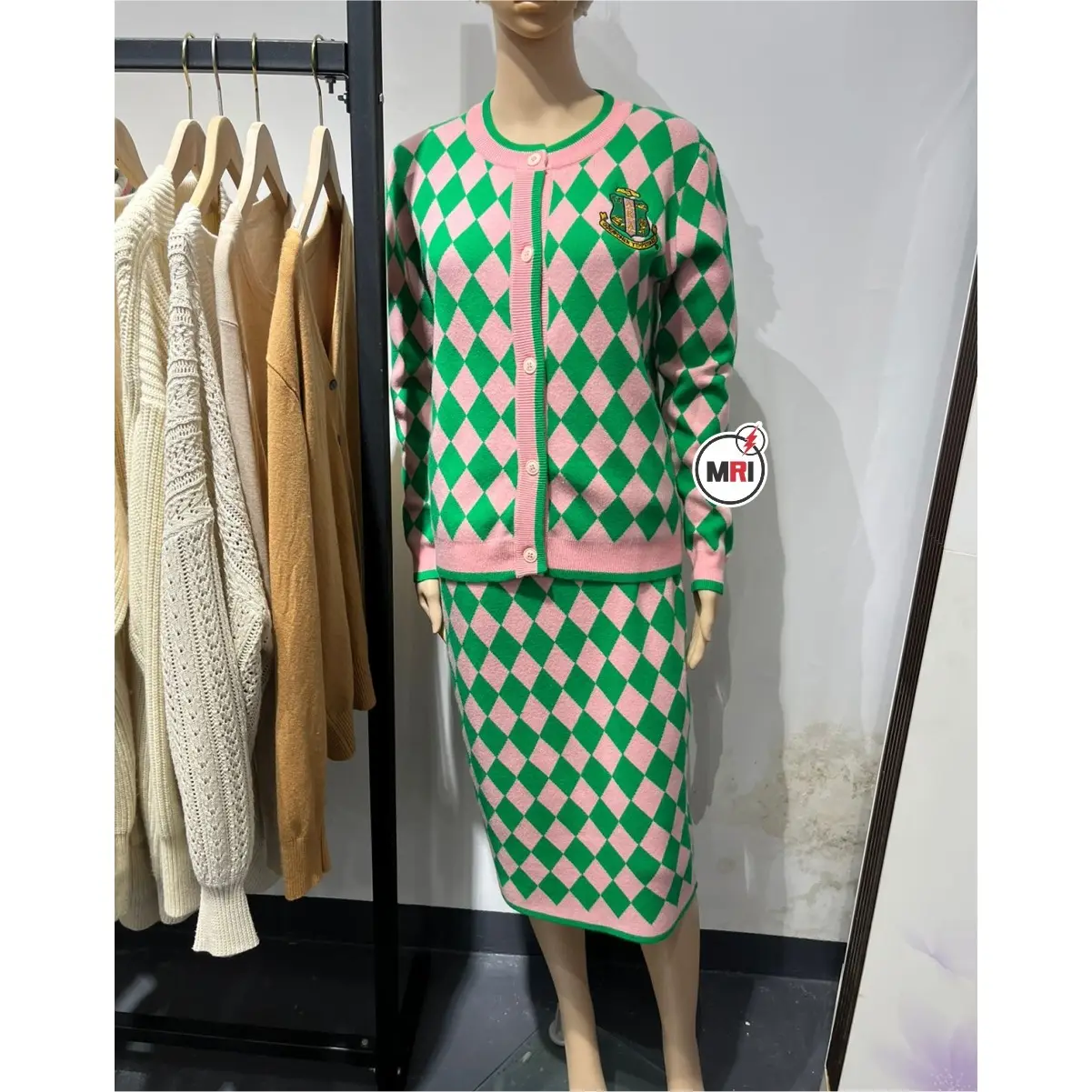 Set rok Sweater rajut wanita kualitas tinggi pola Jacquard grafis rajutan bahu panjang warna hijau dan merah muda