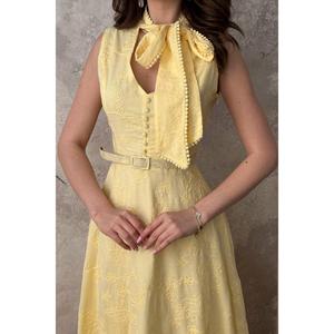 Vestido midi amarillo de broderie anglaise con cuello halter y cintura natural, 100% algodón transpirable - Product Image 4