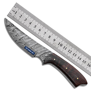 Cuchillo de Caza Personalizable Hecho a Mano DD-DAM-367, Hoja de Acero de Damasco de 0.20 Pulgadas de Grosor, Mango de Madera de Palisandro Exótica, Cuero Repujado - Product Image 1