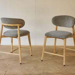 Chaise de salle à manger contemporaine en bois massif avec assise et dossier rembourrés en microfibre pour villa, hôtel, restaurant - Product Image 6