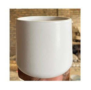 Elegante maceta de cerámica con forma clásica y tonos naturales ideal para decorar cocinas, entradas o esquinas de salones - Product Image 1