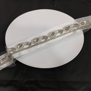 Diseñador hecho a mano diamante y Moti tela de encaje Floral con cuentas borde de encaje en red suave para ropa de novia - Product Image 3