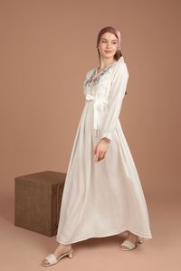 Robe maxi à col en V respirante en tissu Aerobin naturel à fleurs douces pour femmes, vente en gros - Product Image 2