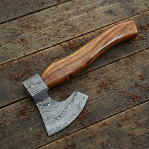 Hache de camping en acier de Damas, tête en acier à motif artisanal avec manche long en bois naturel pour la chasse, la survie et le bushcraft - Product Image 1