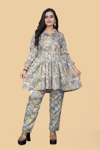 Elegante conjunto de estampado de lámina de tela de rayón para madre y bebé para sesiones de fotos familiares y trajes de fiesta estilo étnico - Product Image 3