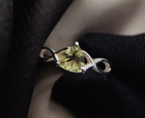 Anillo de Plata de Ley 925 con Cuarzo Limón Corte Trillón, Chapado en Oro, Hecho a Mano, Joyería de Piedras Preciosas de Alta Calidad, Personalizable - Product Image 5