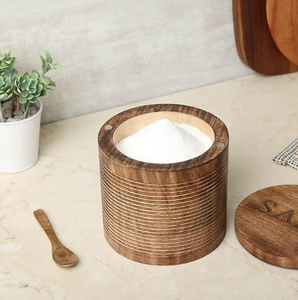 Boîte à sel et à poivre en bois artisanal avec un design découpé au laser, fabriquée en bois de mangue, d'acacia et de pin naturel - Product Image 4