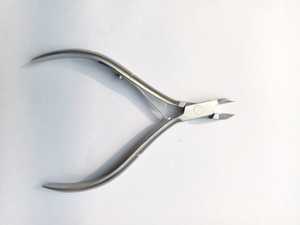 Pince à cuticules D-01 Nghia avec mâchoire en acier inoxydable très tranchante 16 Logo et emballage personnalisés pour un usage domestique - Product Image 6