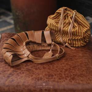 Conjunto de pulsera de cuero hecha a mano de primera calidad y bolsa de viaje de lona con cordón Accesorios elegantes y duraderos para uso diario y al aire libre - Product Image 3