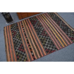 Tapis turc vintage, tapis de sol de 4,3 x 6,1 pieds, tapis kilim noir à motifs floraux - Product Image 2