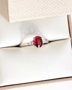 Bague de fiançailles élégante en argent 6x8mm taille ovale rouge CZ trois pierres avec pierres latérales poire | Bijoux de mariée en diamant - Product Image 4