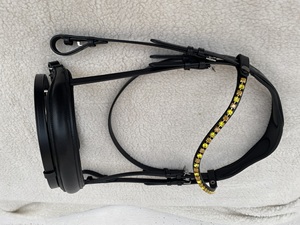 Brida de Cuero Negra de Lujo con Diadema de Cristales Amarillos Brillantes, Brida Inglesa de Doma - Product Image 4