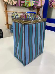 Sacs de courses rayés en nylon recyclé personnalisables avec poignée métallique et fermeture éclair, écologiques, fabriqués en Inde - Product Image 5