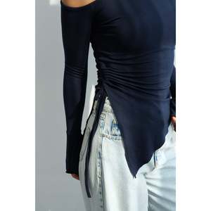 Blusa Azul Marino con Hombros Descubiertos - Product Image 1