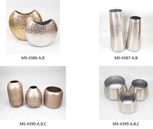 Vase moderne en aluminium fabriqué à la main avec des sculptures géométriques et florales élégantes Une pièce de déclaration chic pour les hôtels et les lieux d'événements - Product Image 5