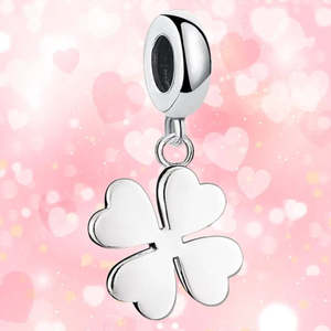 จี้สร้อยคอรูปใบโคลเวอร์สี่แฉกสีเงินสำหรับโอกาสเป็นของขวัญ - Product Image 1
