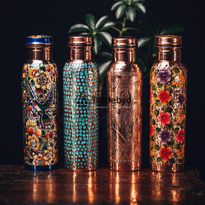 Botella de cobre clásica de Tradebyd Ideal para rutinas diarias de desintoxicación e hidratación personal Uso de bienestar Ayurvédico - Product Image 1