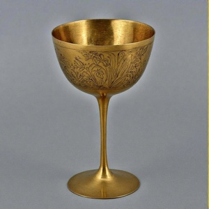 Gobelet brillant vintage en métal doré Calice à vin Gobelet de finition antique traditionnelle pour les rituels religieux et les autels d'église - Product Image 1