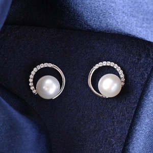 Pendientes de Perlas Reales Zola Plateados en Rodio, Clásicos Cristianos para Regalo de Compromiso, Boda, Aniversario o Fiesta - Product Image 2