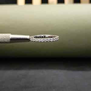 Magnifique bague éternité classique en acier inoxydable avec sertissage clos en moissanite, idéale pour un cadeau d'anniversaire - Product Image 4