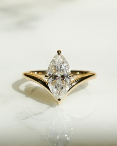 Bague solitaire en moissanite taille marquise 5x10 mm avec bande en chevron plaquée or, bijoux de fiançailles - Product Image 1
