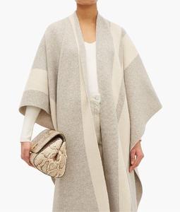 Poncho in <span class=keywords><strong>Maglia</strong></span> Personalizzato per <span class=keywords><strong>Donna</strong></span> 2026, Mantella a Righe Grigie in Misto Lana per Signore - Product Image 3