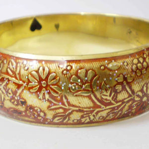 กำไลทองแดงชุบทองหรูหรา ประดับด้วยลายดอกไม้เคลือบสีแดงอย่างประณีต พร้อมประกายกลิตเตอร์ งานฝีมือโลหะที่ประณีต - Product Image 1