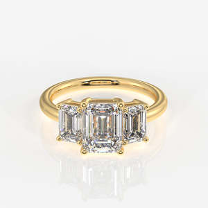 แหวนทองคำ 18K ประดับเพชรโมอิสซาไนต์ทรงเหลี่ยมมรกต ดีไซน์สามเม็ด - Product Image 1