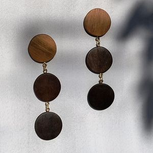 Pendientes con detalle de gancho para mujer, accesorios de moda bohemios ecológicos, pendientes rústicos de madera marrón con ganchos dorados - Product Image 3