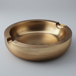 Cendrier à cigares en métal poli, design durable et écologique, finition élégante, couvercle coupe-vent pour les environnements de café en plein air élégants - Product Image 4