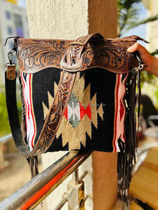 Elegante bolso de mano de cuero con herramientas Azteca para mujer, conjunto combinado de bolso de hombro y muñequera de colores, estilo tradicional occidental, conjunto único - Product Image 4