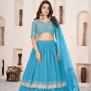 ชุดเลเฮนกาโชลีผ้าจอร์เจตต์สีแดง พร้อมงานปักดิ้นทองและเลื่อม ผ้าคลุมไหล่เนื้อนุ่มสไตล์บอลลีวูด สำหรับงานปาร์ตี้ - Product Image 1