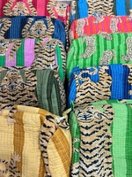 Ensembles de pochettes matelassées à impression de blocs de main en vente en gros trousse de toilette cosmétique à fermeture éclair faite à la main avec trousse de maquillage à imprimé tigre pour elle