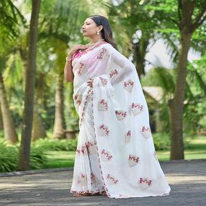 Sari en soie pure pour femmes avec de magnifiques broderies florales sur toute la surface, travail Swarovski, bordure en pointillés - Product Image 1