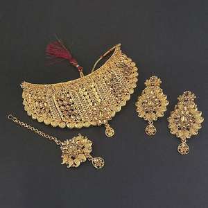 Ensemble de bijoux fins en pierre autrichienne Kriaa Brown comprenant un collier ras du cou et un Tikka-1113654 Maang - Product Image 1