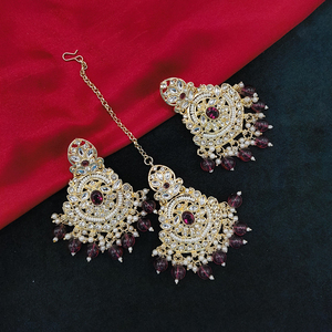 ต่างหูห้อยประดับลูกปัดและกุณญชุบทองหรูหราพร้อม maangtikka เหมาะสำหรับงานแต่งงานและสวมใส่ในเทศกาล - Product Image 3