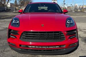 LISTO PARA ENVIAR, Volante a la Derecha/Izquierda, PORS-CHE MA-CAN 2021, Tracción en las Cuatro Ruedas, Rojo Carmín, Ruedas Macan Turbo de 20 Pulgadas - Product Image 2