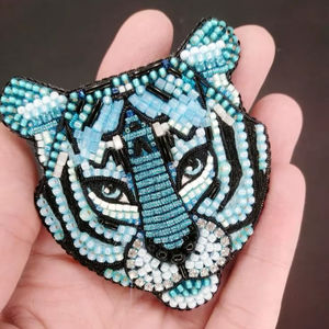 Broches perlées de haute qualité pour femmes, accessoires vestimentaires, pour cadeaux et fêtes - Product Image 1