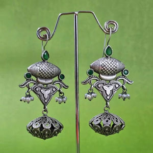 Pendientes Oxidados con Detalles de Piedras Verdes y Diseño de Filigrana, Jhumka Indio, Regalo para Ella - Product Image 1