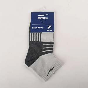 Chaussettes de sport pour hommes ERKE personnalisables avec logo, antibactériennes, respirantes, imprimées en gris, pour le cyclisme - Product Image 2