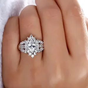 Ensemble de bagues de fiançailles et de mariage vintage en argent sterling 925 plaqué avec un diamant moissanite rond taille brillant de 3 carats serti pavé - Product Image 6